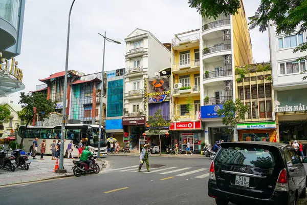Ho Chi Minh Şehri, Vietnam- 16 Mart 2025 Saigon şehir merkezinin geleneksel mimarisi dar, uzun cepheli, yoğun şehir manzaralı