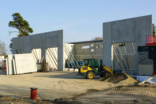 Tamamlanmamış prefabrik beton panel inşaat binası, önceden yapılmış beton paneller, itfaiye istasyonu binası.