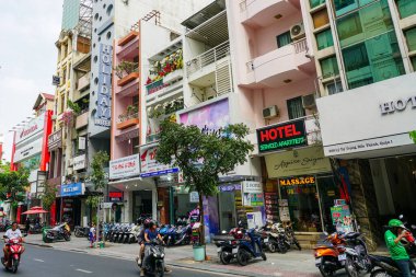 Ho Chi Minh Şehri, Vietnam- 16 Mart 2025: Saigon şehir merkezindeki Ly Tu Trong caddesinde renkli, dar, uzun tarihi bina cepheleri