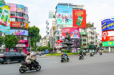 Ho Chi Minh Şehri, Vietnam - 16 Mart 2025: Birçok renkli reklam panolarında Vietnam halk kahramanı Thanh Giong 'un binicilik heykeli