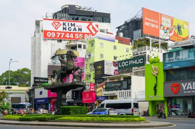 Ho Chi Minh Şehri, Vietnam - 16 Mart 2025: Birçok renkli reklam panolarında Vietnam halk kahramanı Thanh Giong 'un binicilik heykeli