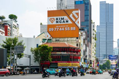 Ho Chi Minh Şehri, Vietnam- 16 Mart 2025: Renkli Billboardlar ve Modern Gökdelenler Geleneksel Mimarinin Üzerinde
