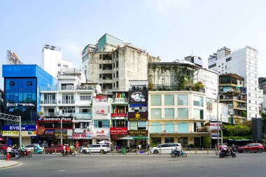 Ho Chi Minh Şehri, Vietnam- 16 Mart 2025: Yerel Dükkanlar, Küresel Zincirler ve Katmanlı Şehir Mimarisi