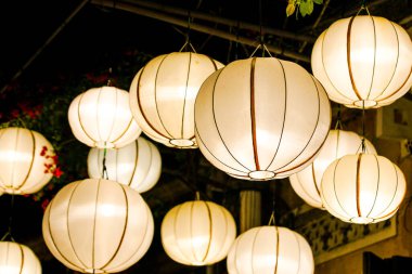 Gecedeki Parlayan Fenerler, Geleneksel Çin Beyaz İpek Fenerleri, Asya Caddesi Sahnesinde Sıcak, Yumuşak Bir Gece Işığıyla Barışçıl Bir Gece Aydınlatıyor