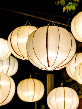 Gecedeki Parlayan Fenerler, Geleneksel Çin Beyaz İpek Fenerleri, Asya Caddesi Sahnesinde Sıcak, Yumuşak Bir Gece Işığıyla Barışçıl Bir Gece Aydınlatıyor