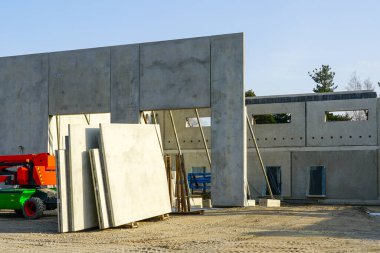 Endüstriyel İnşaat Alanına Beton Duvar Kurulumu Açık Bir günde Ağır Makineler ve İnşaat Malzemeleri Görünüşte