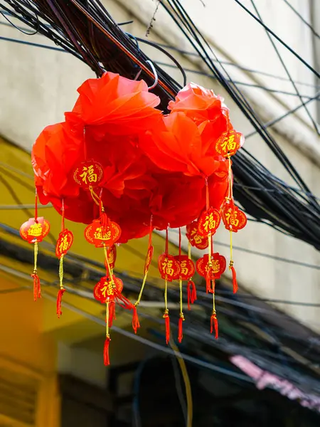 Geleneksel Çin kırmızı feneri. Eski kasabadaki kablolar arasında kutsanmış yazılar var.
