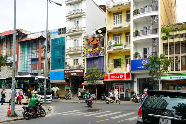 Ho Chi Minh Şehri, Vietnam- 16 Mart 2025 Saigon şehir merkezinin geleneksel mimarisi dar, uzun cepheli, yoğun şehir manzaralı