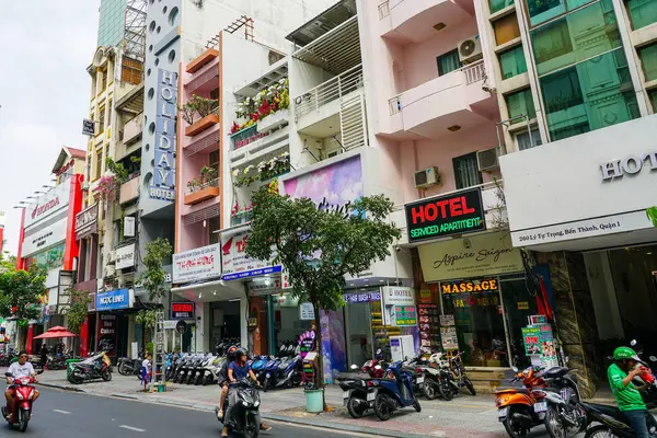 Ho Chi Minh Şehri, Vietnam- 16 Mart 2025: Saigon şehir merkezindeki Ly Tu Trong caddesinde renkli, dar, uzun tarihi bina cepheleri