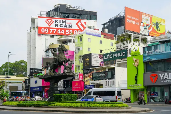 Ho Chi Minh Şehri, Vietnam - 16 Mart 2025: Birçok renkli reklam panolarında Vietnam halk kahramanı Thanh Giong 'un binicilik heykeli