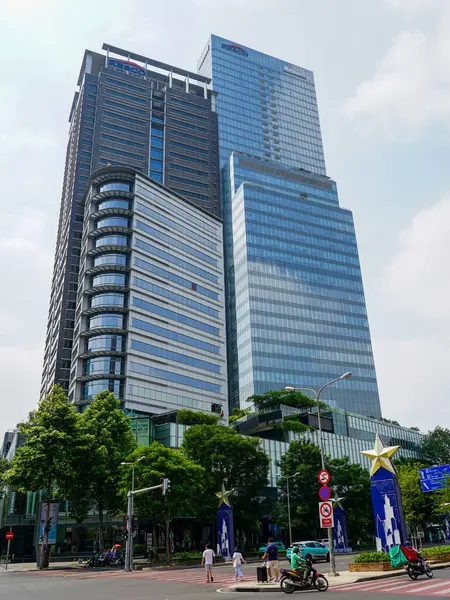 Ho Chi Minh Şehri, Vietnam- 16 Mart 2025: Şık cam cepheli modern gökdelenlerin hakim olduğu Lively Street Scene