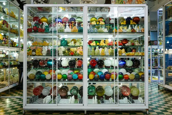 Taş kürelerin canlı bir görüntüsü ve bir Cam Vitrinde oyulmuş Gemstone heykelcikleri Süslü Taş Dükkanı, Danang, Vietnam