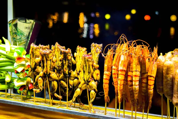 Renkli Gece Pazarı Şişleri, Izgara Kurbağalar, Karidesler, Sebzeler ve Sosisler Egzotik Güneydoğu Asya Sokak Gıda Sahnesi 'nde Tat Buds