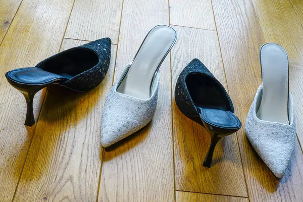 Sequin Detaylı Zarif Siyah ve Gümüş Topuklu Katırlar Doğal Gün Işığında Tahta Zemin 'de sergilendi