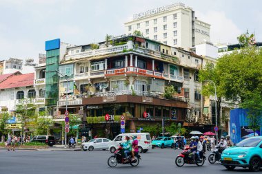 Ho Chi Minh Şehri, Vietnam - 16 Mart 2025: Tarihi Koloni Mimarisi, Urban Rush, Yen Sushi, Liberty Central Hotel, Bustling Caddesi Kavşağı