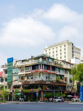 Ho Chi Minh Şehri, Vietnam- 16 Mart 2025 Liberty Central Oteli, sömürge tarzı apartmanlar ve Yen Sushi ve Sake Pub 'ın yer aldığı şehir manzarası