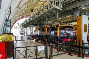Ba Na Hills, Vietnam- 17 Mart 2025: Güneşli bir günde Ba Na Hills, Vietnam 'da renkli gondolları olan modern teleferik istasyonu