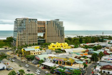 Da Nang, Vietnam- 18 Mart 2025: Panoramik deniz manzaralı kıyı kasabası ve okyanus zeminiyle çevrili modern yüksek katlı sahil oteli