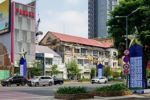 Ho Chi Minh Şehri, Vietnam - 16 Mart 2025: Sömürge Büyüsü Saigon 'da Bustling Caddesi' nde Modern Enerjiyle Karşılaşıyor, Vietnam Şehir Sokakları