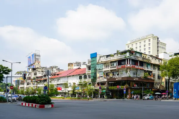 Ho Chi Minh Şehri, Vietnam - 16 Mart 2025: Şehir Uyumu, Yen Sushi ve Özgürlük Merkezi Oteli Tarihin ve Modern Gelişmenin Harmanını Yansıtıyor