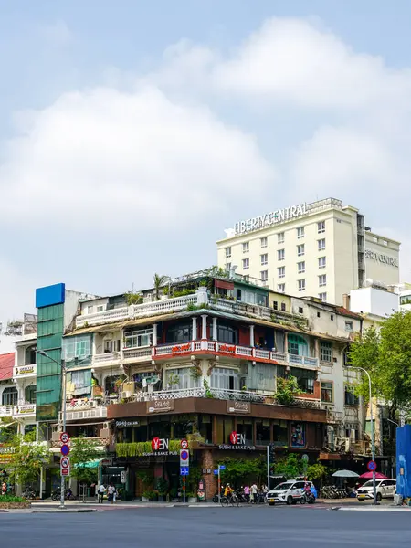 Ho Chi Minh Şehri, Vietnam- 16 Mart 2025 Liberty Central Oteli, sömürge tarzı apartmanlar ve Yen Sushi ve Sake Pub 'ın yer aldığı şehir manzarası
