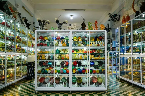 Taş kürelerin canlı bir görüntüsü ve bir Cam Vitrinde oyulmuş Gemstone heykelcikleri Süslü Taş Dükkanı, Danang, Vietnam