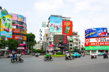Ho Chi Minh Şehri, Vietnam - 16 Mart 2025: Hareketli Ticari Bölgede Renkli Billboardlar, Scooterlar ve Şehir Hayatı ile Meşgul Şehir Kavşağı