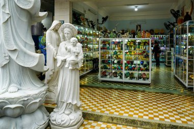 Da Nang, Vietnam- 18 Mart 2025: Mermer dini heykeller ve renkli taş işçiliğiyle aydınlatılmış vitrinlerle dolu gösteri odası