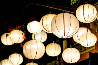 Beyaz Vietnamlı zarif İpek Fenerler Gece Gökyüzünde parlıyor, Sıcak, Sükunet Işığı Altında