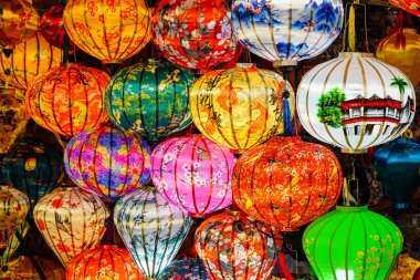 Hoi An, Vietnam 'da canlı el yapımı İpek Fenerler Geleneksel Tasarımlar, Kültür ve Şenlik Ruhu