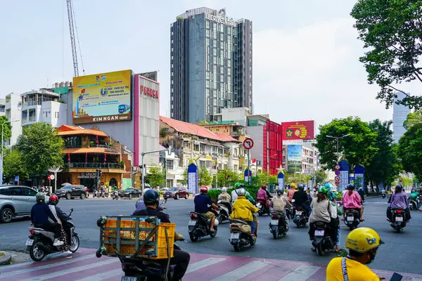 Ho Chi Minh Şehri, Vietnam - 16 Mart 2025: Motorsikletler Vietnam Şehir Kavşağını Doldurun Şehir Hayatı, Kültür ve Hızlı Büyüme