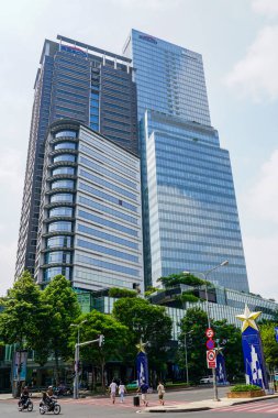 Ho Chi Minh Şehri, Vietnam- 16 Mart 2025: Şehir merkezinde yayalar, scooterlar ve yıldız temalı dekorasyonlarla dolu yüksek binalar