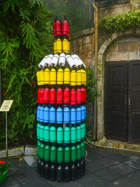 Ba Na Hills, Vietnam - 17 Mart 2025 Eski bir şaraphanenin girişinde şarap şişelerinden yapılmış şişe şeklinde renkli bir piramit