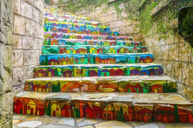 Ba Na Hills, Vietnam- 17 Mart 2025: Köy evleri ve canlı desenler içeren renkli taş merdivenler, yaratıcı sokak sanatı