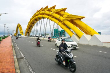 Da Nang, Vietnam-18 Mart 2025: Gri Gökler Altında Da Nang 'da Meşhur Ejderha Köprüsü' nü Geçen Motosiklet ve Araçlarla Yoğun Trafik