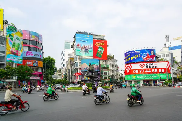 Ho Chi Minh Şehri, Vietnam - 16 Mart, Viet Nam Kavşağı Renkli Billboardlar ve İkonik Heykel Motosikletli Sokaklar