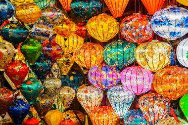 Geleneksel Vietnam ipeği fenerlerinin canlı bir gösterisi, her parlak detayda renkli zanaatkarlık ve şenlik mirası sergileniyor.