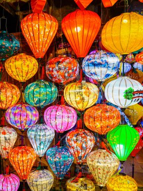 El yapımı Vietnam fenerlerinden oluşan ışıl ışıl bir koleksiyon geceyi aydınlatıyor. Kültürü, rengi ve ışıl ışıl parlayan her renkteki zamansız sanatçılığı kutluyorlar.