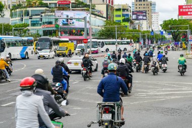 Da Nang, Vietnam-18 Mart 2025: Vietnam 'da merkezi bir kavşakta yoğun bir motosiklet ve araç akıntısı günlük yaşamı yakalar.