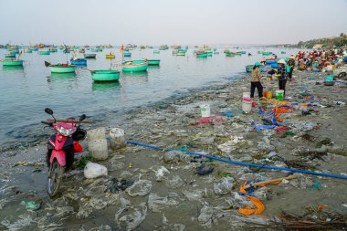Mui Ne, Vietnam- 22 Mart 2025: Mui Ne 'deki canlı bir balıkçı limanı büyüyen plastik kirliliğiyle, deniz yaşamına ve plaj çevresine zarar vermekle karşı karşıya