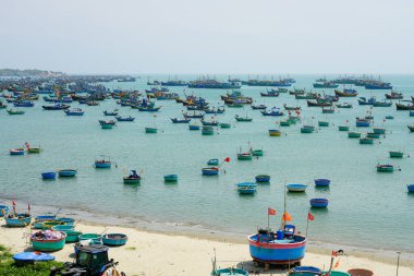 Mui Ne Körfezi, Vietnam 'da demirlemiş geleneksel sandal ve balıkçı teknelerinin çarpıcı manzarası.