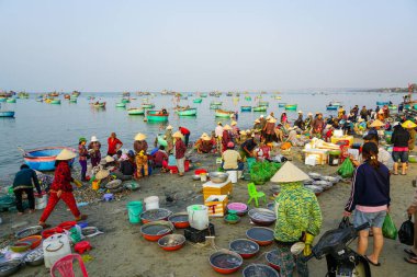 Mui Ne, Vietnam- 22 Mart 2025: Güneşin doğuşunda, Mui Ne plajı canlı bir deniz ürünleri pazarına dönüşür.