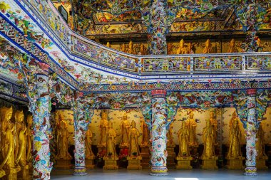Da Lat, Vietnam-24 Mart 2025: Karmaşık ejderha sütunları ve altın Buda heykelleri Linh Phuoc Pagoda 'nın canlı, mozaik süslemeli mabedi.