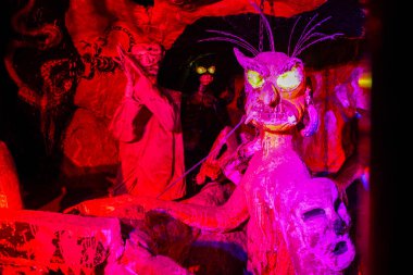 Parlayan kırmızı ve mor ışıklar Linh Phuoc Pagoda yeraltı odasındaki Budist cehenneminden ürpertici sahneler gösteriyor.