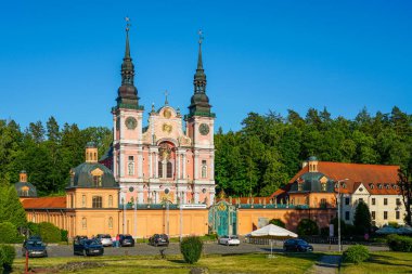Swieta Lipka, Poland- 22 Haziran 2025: Swieta Lipka 'daki süslenmiş Marian Mabedi manzarası, yeşil ve açık mavi yaz gökyüzü, Masuria