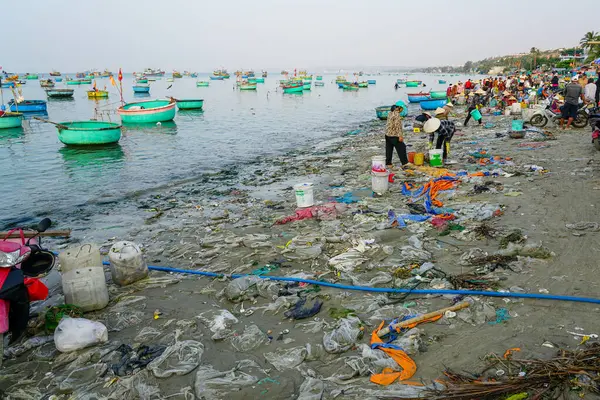 Mui Ne, Vietnam- 22 Mart 2025: Bu fotoğraf, plastiğin kıyı şeridini sardığı günlük balıkçılık faaliyetlerinin çevresel bedelini yakalıyor.