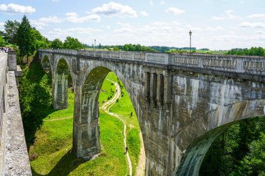 Stanczyki, Poland- 21 Haziran 2025 Polonya 'da Stanczyki Viaduct, verimli yeşil vadi boyunca uzanan etkileyici bir taş kemer demiryolu köprüsü.
