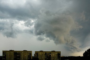 Konut binalarının üzerinde dramatik fırtına bulutları oluşur. Yoğun yağmurlu yaz fırtınasının habercisi Liepaja, Letonya