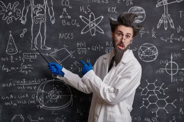 Komik, zeki bir bilim adamı tahtaya oturmuş bilimsel formülleri ve diyagramları açıklamaya çalışıyor. Bilim ve eğitim.