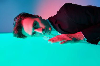 Siyah takım elbiseli bir işadamı dijital ekrana yaslandı. Modern dijital iş teknolojileri.